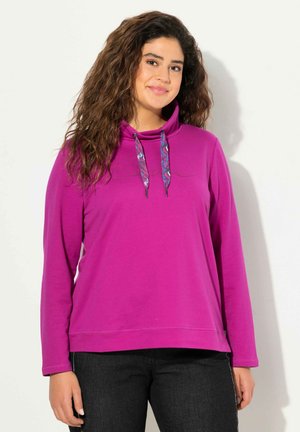 Top de manga larga morado con escote de cuello cisne, que presenta cordones de colores y un corte holgado. Material suave con detalles de costura sutiles.
