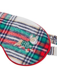 Mascherina per il sonno con un bordo rosso, un motivo a quadri in verde, rosso e blu navy, che presenta un cervo ricamato che indossa un maglione verde.