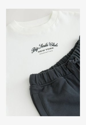 Next, SHORT SLEEVE AND UTILITY JOGGERS SET 2 PACK - Pantaloni sportivi - navy/white