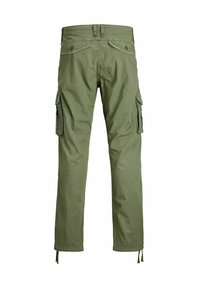 Pantalon cargo vert olive vu de dos avec poches arrière boutonnées, poches latérales à rabat et liens ajustables aux chevilles.