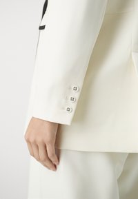 Custommade FALIPPA - Suknjič - whisper white