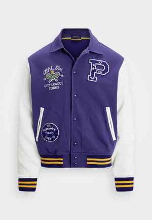 Paarse varsityjack met witte mouwen, voorzien van geborduurde tennisontwerpen, knopen en gele gestreepte boorden en zoom.