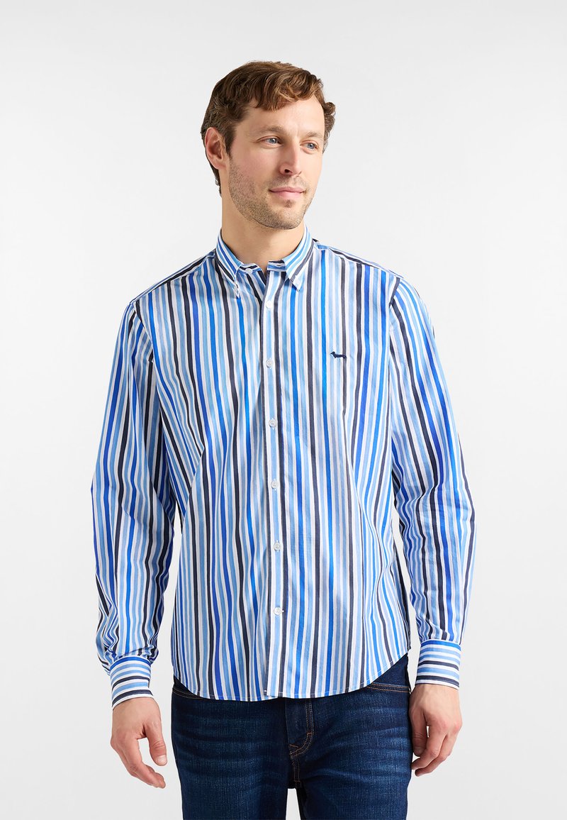 Chemise rayée bleu et blanc à boutons avec col, manches longues et petit logo sur le côté gauche de la poitrine.