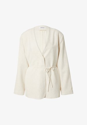 Beige Leinen-Blazer mit V-Ausschnitt, langen Ärmeln, Bindegürtel und einer kleinen Brusttasche. Besitzt ein glattes Innenfutter und eine minimale Textur.