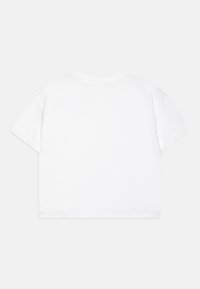 Valkoinen lyhyeksi leikattu t-paita, jossa on lyhyet hihat, valmistettu pehmeästä puuvillasta. Siinä on pyöreä pääntie ja siisti helma ilman kuvioita tai koristuksia.