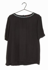 Svart blus med kort ärm och rund halsringning, prydd med en ljusblå flätad trim. Tyget verkar slätt med en avslappnad passform och rundad nederkant.