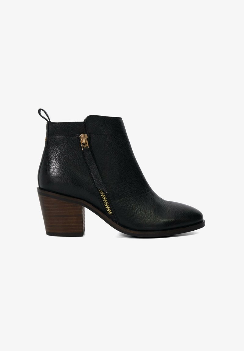 Schwarze Leder-Ankle Boots mit spitzer Zehe, seitlichen Reißverschlüssen und einem blockförmigen, braunen Holzabsatz. Verfügt über eine strukturierte Oberfläche.
