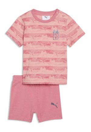 Rosa zweiteiliges Kinderoutfit mit kurzärmeligem, gestreiftem Shirt mit Katzen- und Logodruck, kombiniert mit einfarbigen Shorts mit Logo am linken Bein.