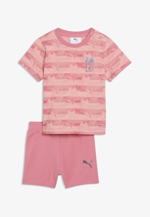 Rosa zweiteiliges Kinderoutfit mit kurzärmeligem, gestreiftem Shirt mit Katzen- und Logodruck, kombiniert mit einfarbigen Shorts mit Logo am linken Bein.