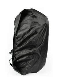 Svart vattentät ryggsäcköverdrag med texturerad yta, dragskoöppning upptill, med en kompakt design och minimalistisk utseende.