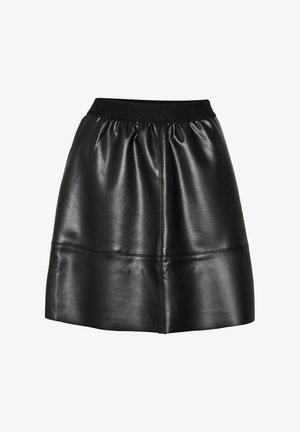 Čierna kožená sukňa s elastickým pásom, hladkou textúrou, detailmi na švoch a zvonovitým strihom.
