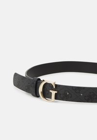 Zwarte leren riem met een gestructureerde afwerking, gouden metalen gesp in de vorm van de letter "G" en een verstelbare drukknoopsluiting.