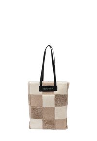 Kvadratna torba patchwork v bež in krem barvi iz umetnega ovčjega krzna s črnimi ročaji in črno nalepko z napisom "BOGNER" na sprednji strani.