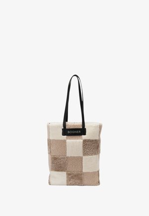 Čtvercová taška typu tote z béžového a krémového umělého beránku se černými rukojeťmi a černou štítkem s nápisem "BOGNER" na přední straně.