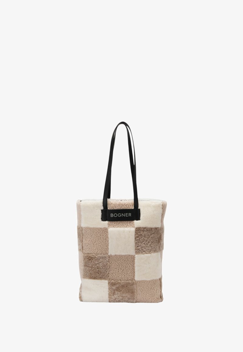 Kvadratna torba patchwork v bež in krem barvi iz umetnega ovčjega krzna s črnimi ročaji in črno nalepko z napisom "BOGNER" na sprednji strani.