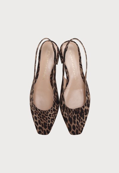 Paire de ballerines slingback pour femme à imprimé léopard marron et noir, bouts carrés et semelles intérieures beiges sur fond blanc.