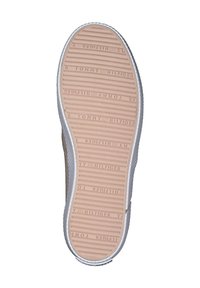 Jasnobrązowa podeszwa sneakersów o teksturowanej powierzchni, z poziomymi rowkami i wytłoczonym logo marki. Białe akcenty po bokach, zaokrąglony kształt.