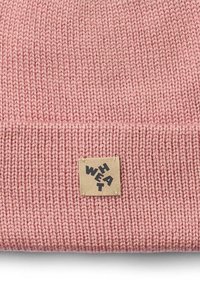 Berretto rosa lavorato a maglia con finitura testurizzata. Presenta un'etichetta rettangolare con la parola "HEAT" stampata in nero su uno sfondo beige.