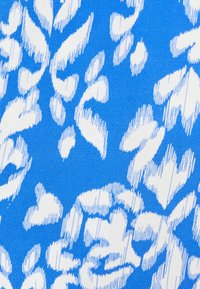 Blauwe stof met een wit bloemenpatroon, gekenmerkt door textuurlijnen in verschillende breedtes. Het ontwerp heeft een gladde, geweven uitstraling.