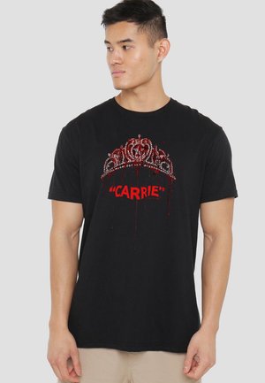 Schwarzes Baumwoll-T-Shirt mit einem grafischen Design, das eine mit Juwelen besetzte Krone und tropfende rote Akzente zeigt, sowie dem Text "CARRIE" darunter.