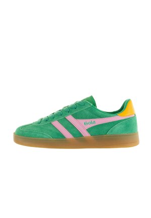 Zapatillas de ante verde con rayas rosas, suela de goma y acento amarillo en el talón. Presentan una puntera redondeada y un diseño de cordones. Logo en el lateral.