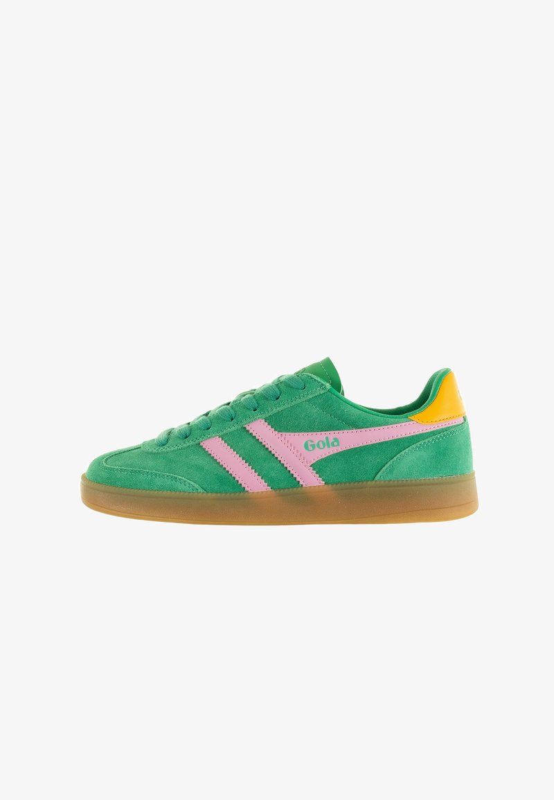 Grüne Wildledersneaker mit rosa Streifen, Gummi-Sohle und gelben Akzenten an der Ferse. Verfügt über eine abgerundete Zehenpartie und ein Schnürdesign. Logo an der Seite.