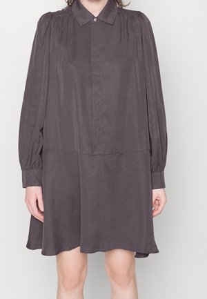 Abito camicia grigio scuro con colletto, maniche lunghe e vestibilità comoda. Realizzato in tessuto liscio con una leggera finitura lucida. Chiusura con bottoni.