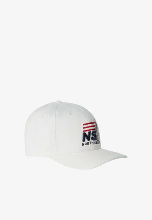 Cappellino da baseball bianco con logo "NS" e "North Sails" ricamato in blu navy e rosso sul pannello frontale.