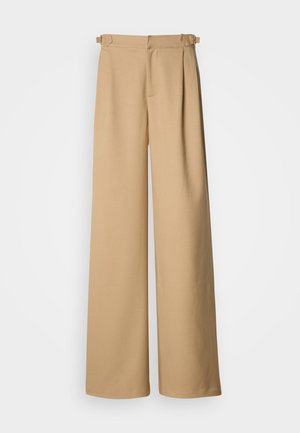 Pantalones beige de pierna ancha con cintura alta, frente plisado y pasadores para cinturón. Hechos de una tela suave con un diseño limpio y minimalista.