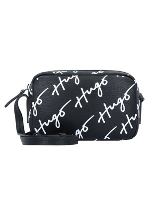 Sac bandoulière noir avec texte en cursive blanc "Hugo" partout et une sangle réglable attachée sur le côté.
