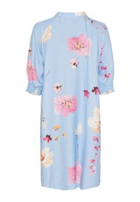 Lys blå kjole med et blomstermønster i pink, hvidt og gult. Lavet af et blødt stof, med en løs pasform og smockede manchetter.