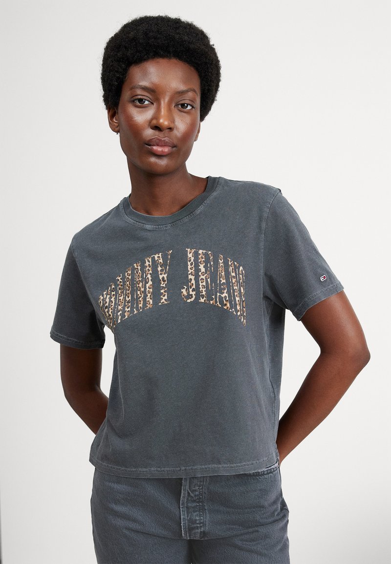 Tommy Jeans LEO SS Print Tshirt new charcoal/anthracite Zalando