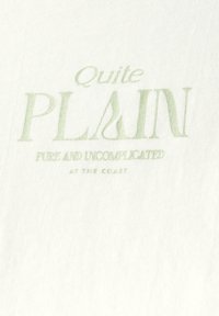 Tela blanca con texto verde claro que dice "Muy SIMPLE" sobre "PURO Y SENCILLO EN LA COSTA." El texto está en una fuente moderna.