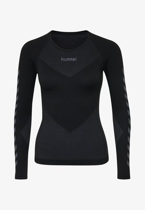 Maglietta sportiva nera a maniche lunghe con un design aderente, caratterizzata da un motivo testurizzato e dettagli riflettenti grigi sulle maniche e sul petto.