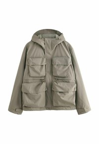 Jachetă khaki cu glugă, având patru buzunare frontale și închidere cu fermoar. Fabricată dintr-un material ușor, cu o textură netedă.