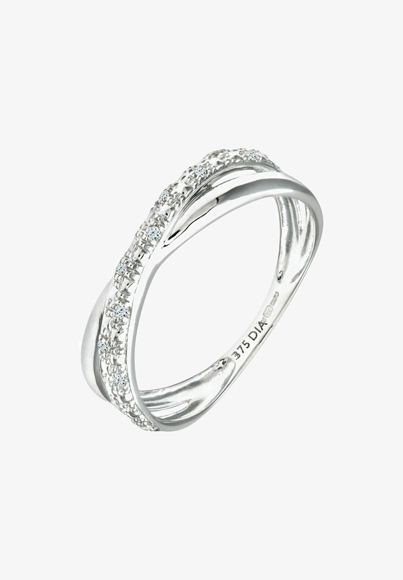 Baltojo aukso žiedas su kreivėm dizainu, kuriame mažos apvalios deimantai įkomponuoti į juostelę, demonstruojantis poliruotą ir tekstūruotą paviršių.