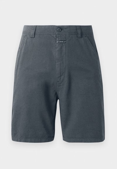 Pilki šortai pagaminti iš lengvos medžiagos, su mygtuko uždarymu, šoninėmis kišenėmis ir subtilia tekstūra, turinčia minimalų apipavidalinimą.