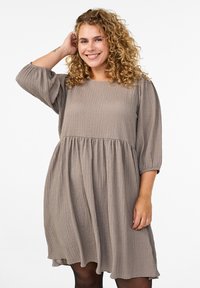 Ljusrödbrun, texturerad klänning med lös passform, långa puffärmar och rynkad midja, med rund halsringning och flödande fåll.