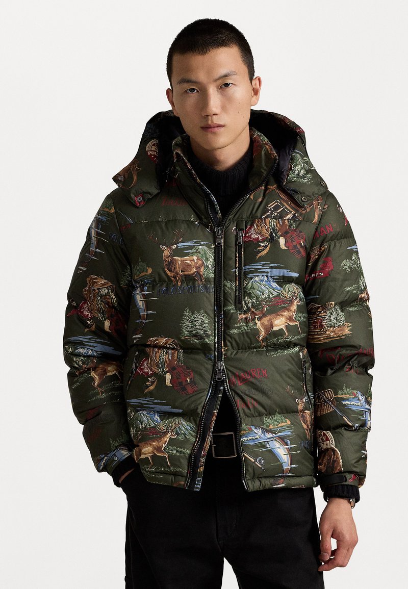 Puffer jacket in dark green with wildlife patterns, featuring a zip front, hood, and elastic cuffs. Textures include quilted fabric and a glossy finish.