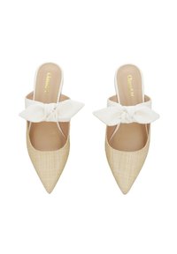 Mule a punta in materiale beige intrecciato con un fiocco in tessuto bianco su ciascun modello slip-on. Foderatura interna liscia e dettagli di cucitura a contrasto.
