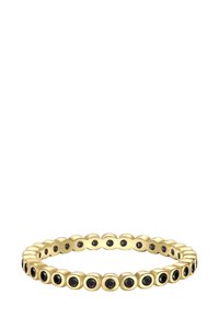 Anillo de oro con piedras preciosas negras redondas espaciadas de manera uniforme, engastadas en pequeñas cajas cuadradas alrededor de la banda.