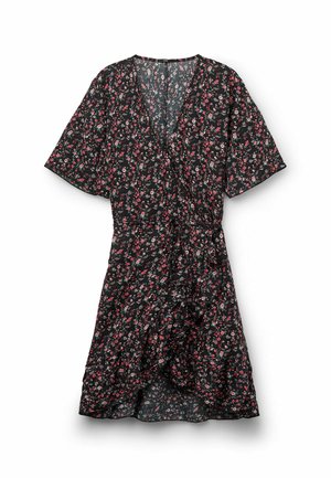 Blumenkleid aus schwarzem Stoff mit V-Ausschnitt, kurzen Ärmeln und einem Bindegürtel in der Taille, das mit kleinen rosa und weißen Blumenmustern versehen ist.