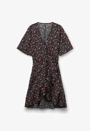 Robe florale en tissu noir avec un décolleté en V, des manches courtes et une ceinture à nouer à la taille, ornée de petits motifs de fleurs roses et blanches.