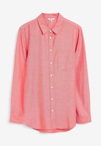 Chemise à manches longues couleur corail, en tissu texturé. Comprend un col boutonné, une poche avant, et des boutons blancs le long de la patte de boutonnage.