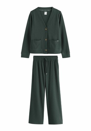 Mørkegrøn strikket cardigan med knapper og to forlommer, kombineret med matchende afslappede bukser med snørebånd.