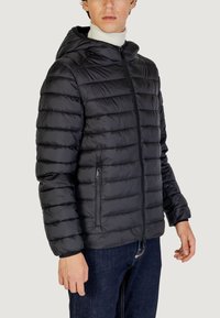 Chaqueta tipo plumas en negro, con cierre de cremallera en la parte delantera, capucha y diseño acolchado horizontal. Confeccionada en un material suave y ligero, con bolsillos laterales.