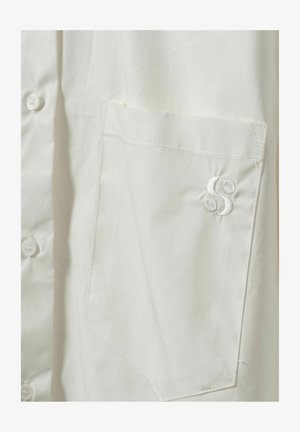 Bela srajca s gumbki in žepom na levi strani prsnega dela, z diskretnim vezenim logotipom v usklajeni beli niti. Gladek, lahek material.