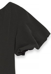 Blusa nera con tessuto texturizzato, maniche a sbuffo corte e uno spacco laterale, che crea una silhouette moderna con un drappeggio sottile.