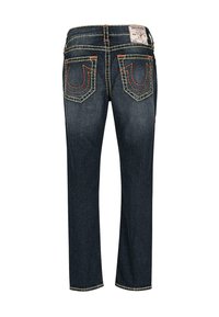 Jeans de mezclilla de lavado oscuro con corte recto, que presentan costuras naranjas en contraste en los bolsillos y en la cintura, y una etiqueta de marca en la parte trasera.