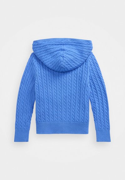 Hoodie albastru din tricot cu un model texturat, cu mansete și tiv cu margini ondulate, și o glugă rotunjită. Țesătura pare moale și călduroasă.